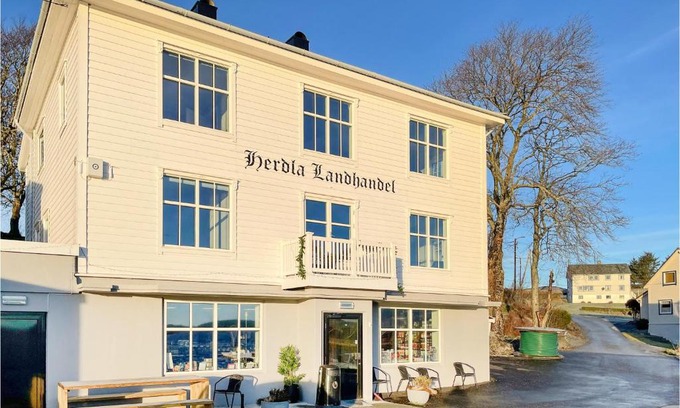 Herdla Apartment | 4 Bedroom Awesome Apartment In Herdla