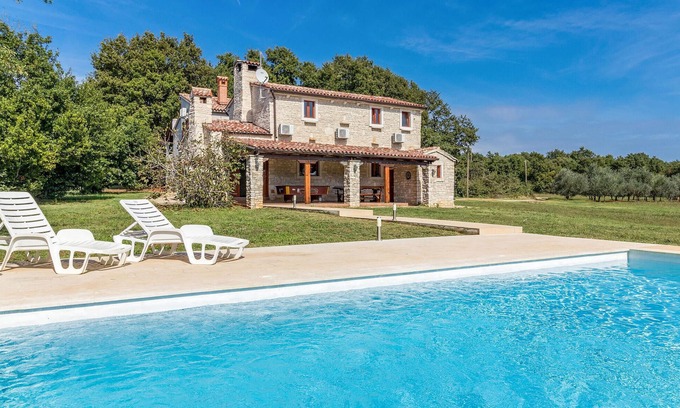 Muntic House | 4 bedroom awesome home in Pula