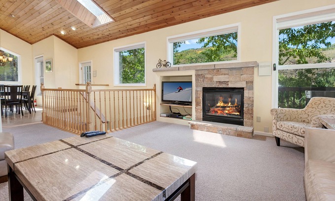 Intermountain House | 4 Bedroom + Bonus Room, Single Family Home, Huge Deck, Hot Tub, on the Bus Route