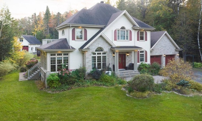 Stanstead Township Cottage | 4 bedroom cottage with hot tub, heated pool, lake access, fire pit and game room