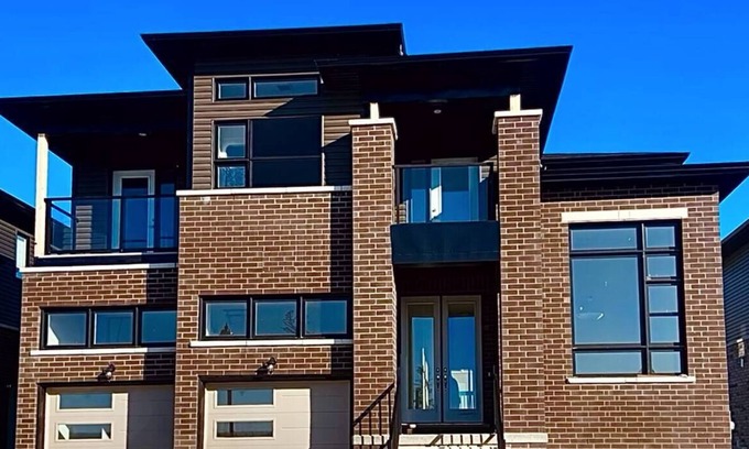 The Blue Mountains House | 4-Bedroom Home - Waterfront and Mountain Views