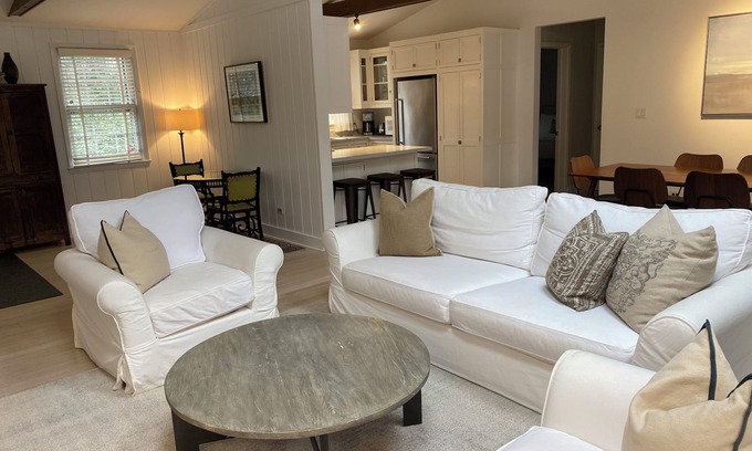 Wainscott House | 4-bedroom house in charming Wainscott walking distance to the beach
