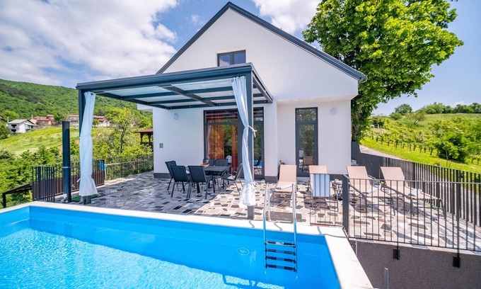 Jastrebarsko House | 4 bedroom nice home in Ivancici