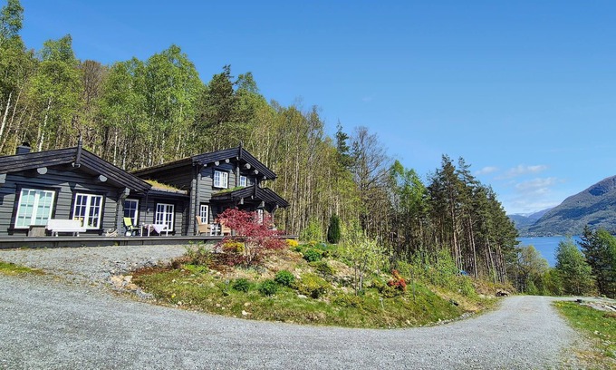 Hardangerfjord House | 4 bedroom stunning home in Tørvikbygd