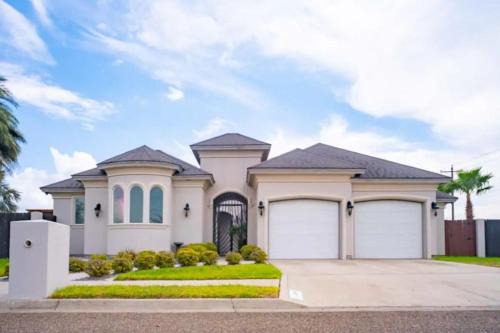 Palmhurst House | 4 Bedrooms Pool Game room Massive Kitchen