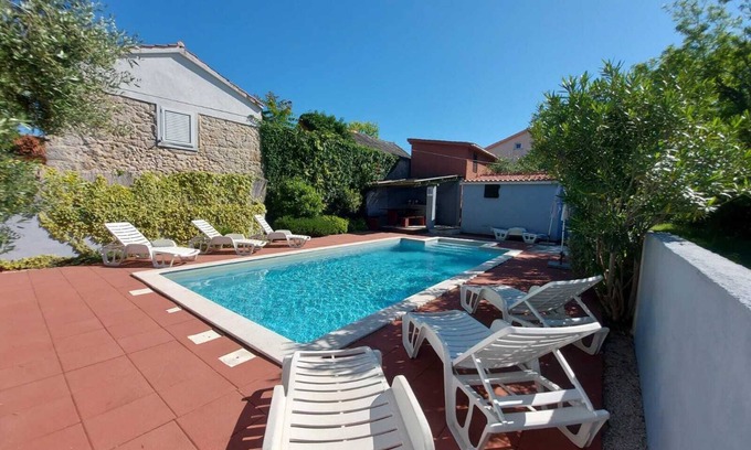 Privlaka Apartment | 4-BEDROOMS; PRIVATE POOL,BBQ, Quite area !