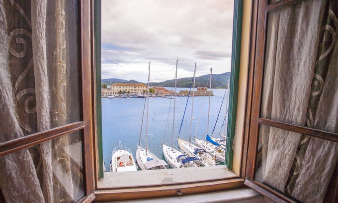 Portoferraio Old Town Apartment | 4 beds apartment La Calata Third Floor on the seafront of Portoferraio