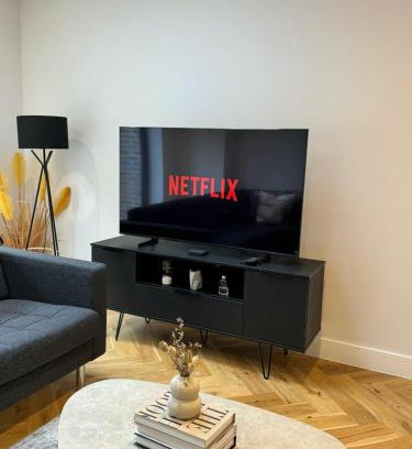 Coulsdon West Villa | 4 Beds Work Housing Near Croydon with Free Parking, High Speed WIFI sleeps up to 9