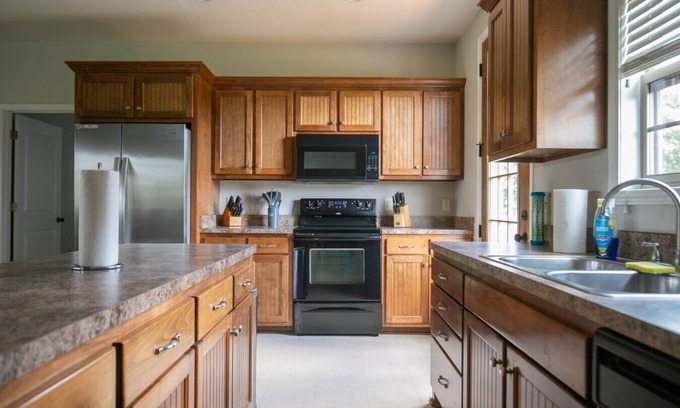 Normandy House | 4 BR Ranch Stay on the Duck River with Ponds HS#3