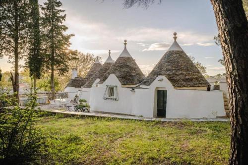 Ostuni House | 4 Camere da Letto - Trulli con Camino, Foresta e BBQ