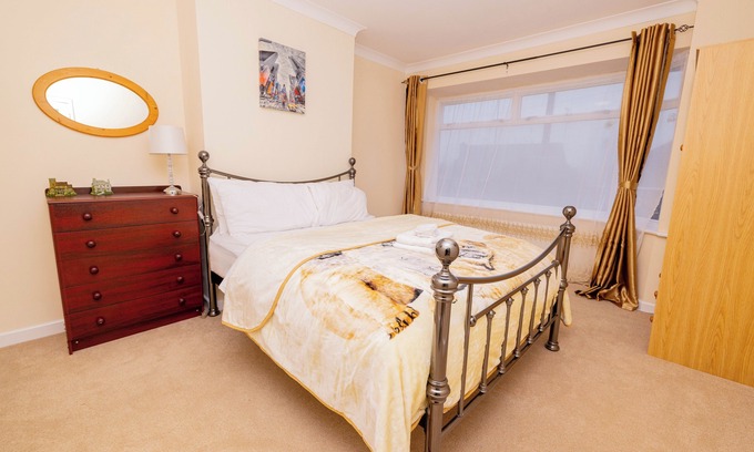 Wellingborough House | 4 Guests - Free Parking - Near Attractions