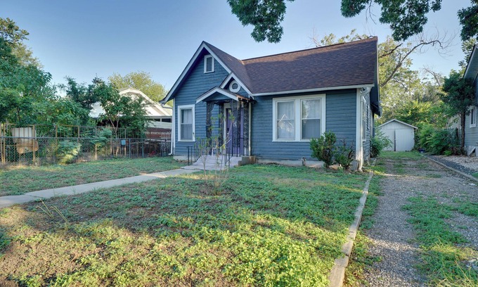 Highland Park House | 4 Mi to Downtown! Cozy Bungalow in San Antonio
