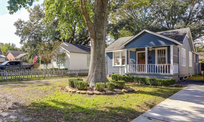 Mid City South Cottage | 4 Mi to Dtwn: Baton Rouge Bungalow w/Private Yard