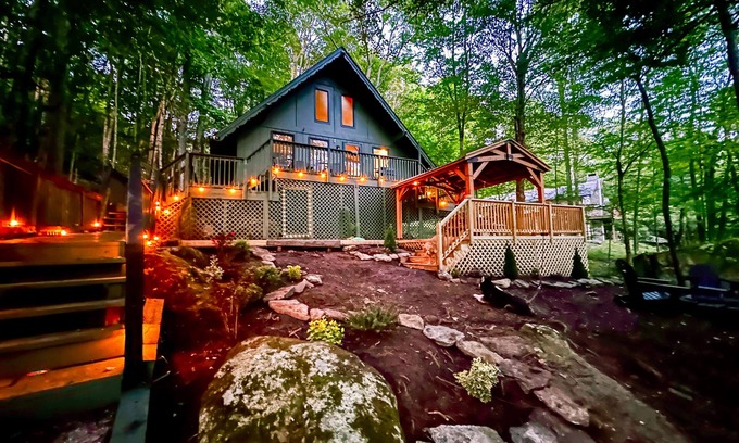 Charter Hills Cabin | 4 min Beech Mtn. Gem: Cabin Retreat near Slopes & Trails nPet friendly