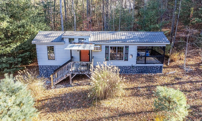 Hendersonville Cabin | {4 of 4} Cozy Cabin next to DuPont State Park! Pet Friendly!