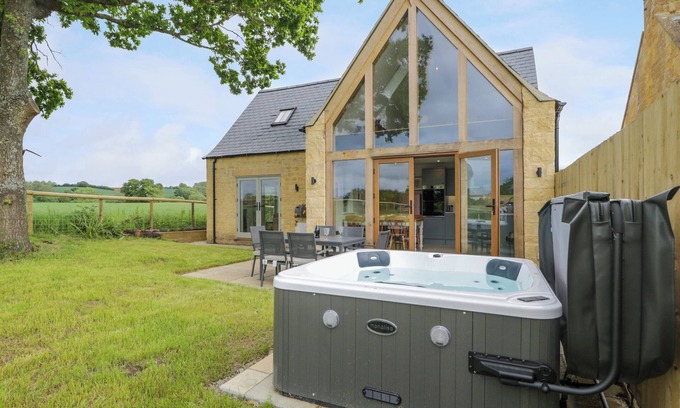 Moreton-in-Marsh Cottage | 4 WELLACRES COTTAGE, pet friendly, with hot tub in Moreton-In-Marsh