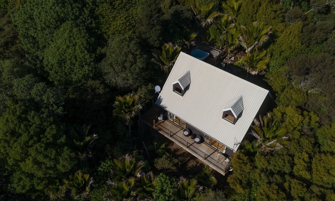 Onetangi Cottage | 4 Wheel Drive included. 5-minute walk from Ferry to car.nSpa Pool