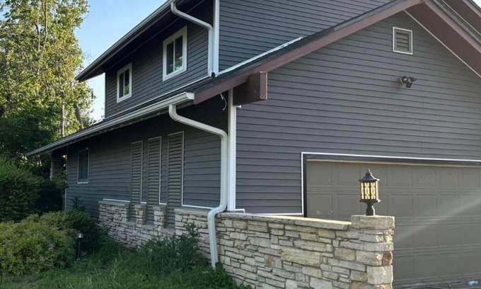 Cedar Rapids House | 4800 sq ft 5-bedroom house, Huge Deck. 85-in TVs 7 mins to downtown and Marion