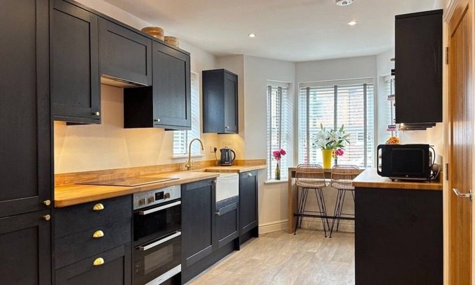 Horsham House | 4BR 2.5BA Fast Wi-Fi Free Parking Garden