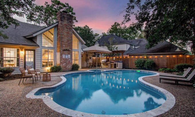 Barker House | 5-BD/3.5-BA Grand Getaway + Backyard Pool Paradise