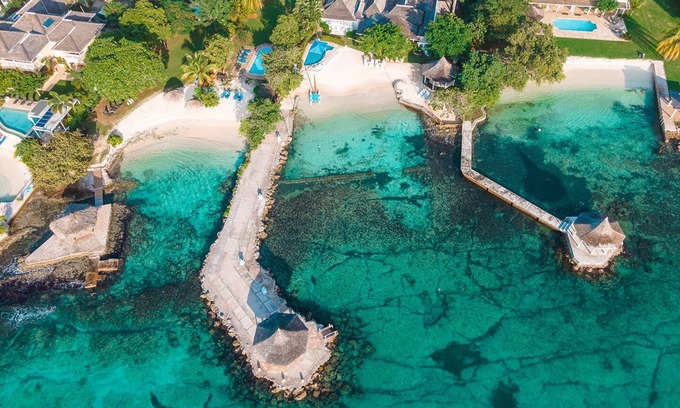 Discovery Bay Villa | 5 bdr Luxury Private Beachfront Villa Pool Staff Watersports