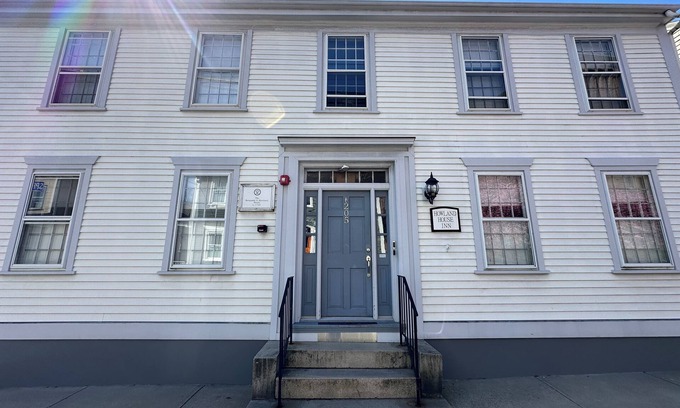 Yachting Village Hotel | 5 Bed, 5 bath, 3 pullout sofas, 1 daybed, Dog friendly, & parking on Historic Spring St.