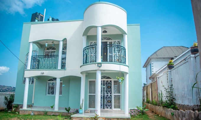 Entebbe Villa | 5-bed Lakeview Villa with roofterrace and kidspond
