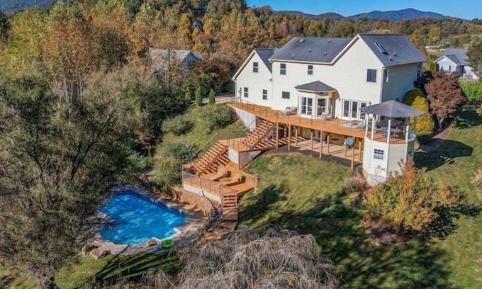 Candler Apartment | 5 Bedroom 682753 by Houzlet