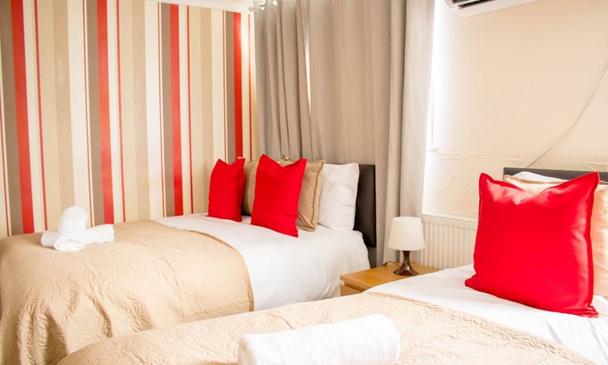 Tilbury House | 5 bedroom house sleeps 11! FREE parking! 5 mins away from Tilbury Docks