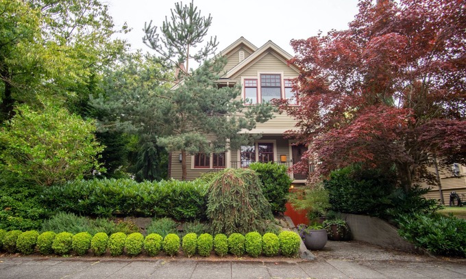 North Queen Anne House | 5-bedroom vacation home just 4 minutes drive to Seattle Cruise Ship Terminal 91