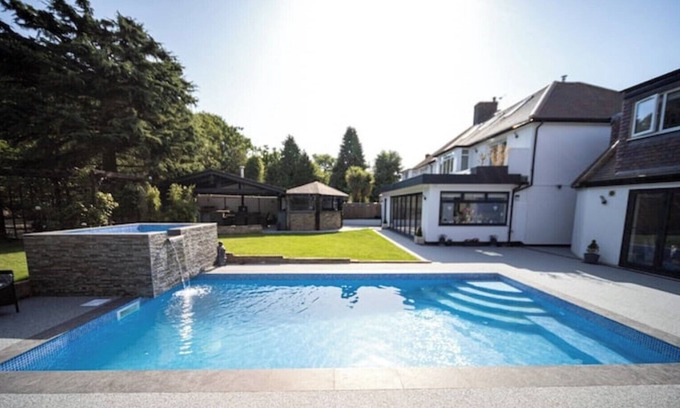 Eltham South House | 5 Bedrooms, Gym, Pool, Hot Tub, Outside Bar, Outside Kitchen Close to London...