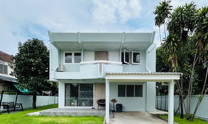 Suan Luang House | 5 beds 452sqm. Private garden Pet friendly angle with CCTV