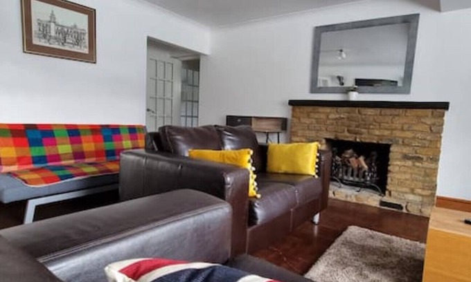 Waltham Cross House | 5 double beds in a detached house in Cheshunt with free parking.