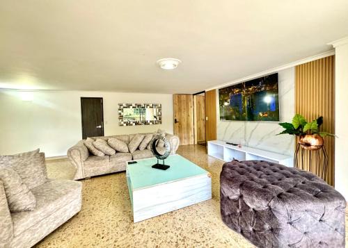 Patio Bonito Apartment | 5 Hab, espacioso, piscina, al lado del Tesoro!