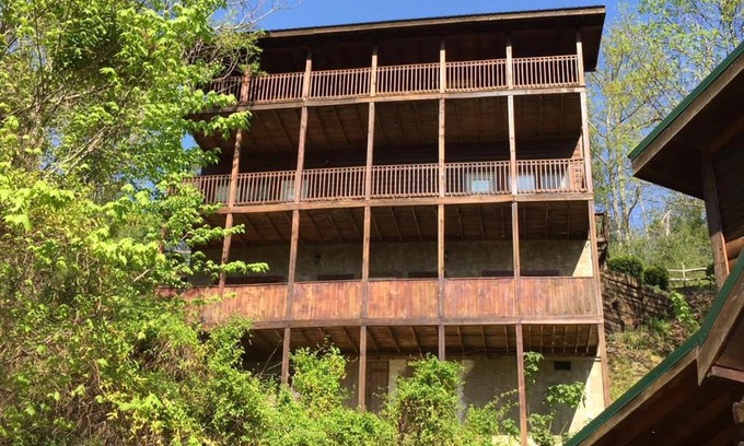 Pigeon Forge Cabin | 5 master suite bedroom cabin w/all king beds, hot tub, game rm,and much more!