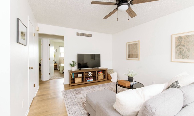 Altoona House | 5 Min to Adventureland and Casino - Fenced in yard