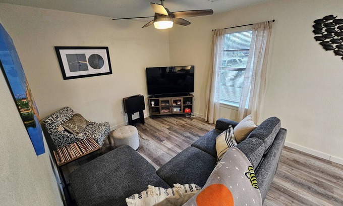 North Charleston House | 5 min to Airport, Coliseum and Convention Center