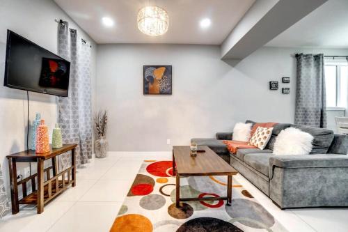 North Central Edmonton House | 5 min to Rogers Pl, 3 bd/2.5 bath w/ free Parking