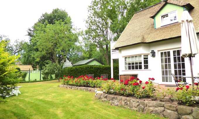 Klein Bollhagen House | 5 min. to the beach, vacation home with fireplace & garden, wellness with sauna & whirlpool