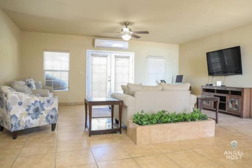 Leeward Settlement House | 5 mins to Beach Pool BBQ Dedicated Workspace