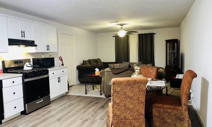 Port Arthur House | 5 mins to Motiva refinery, &10-15 mins to Valero, Chevron, & Total Refineries!
