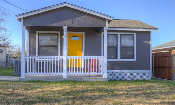 New Braunfels House | 5 minutes to downtown NB and Schlitterbahn! Cozy home