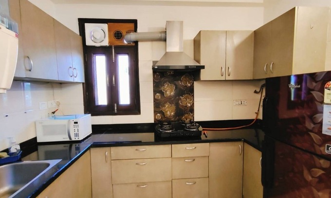 Saket Apartment | 5 minutes to the PVR Anupam