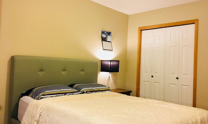 Fort Gary Bed & Breakfast | 5 minutes to Walmart, Costco, IKEA, Outlet, MITT, queen bed with working station
