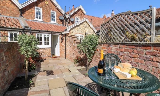 Brantingham Cottage | 5 POND VIEW COTTAGES, pet friendly, with a garden in South Cave