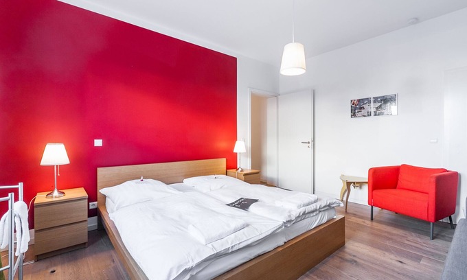 Tempelhof Apartment | 5 rooms, giant living room, Park Tempelhofer Feld, 3 minutes to underground/S-Bahn, up to 14 people