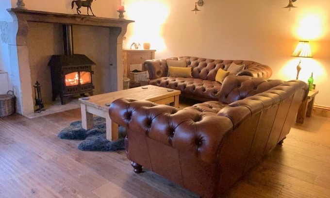 Austwick Cottage | 5 Star Cottage on The Green with Log Burner (Dog Friendly)