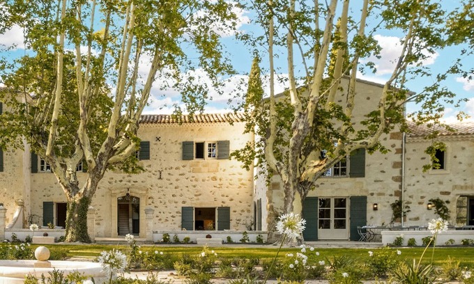 Mouries House | 5 to 11BR/10BA House w Pool, AC, 30 acres, St Rémy area - fully serviced option