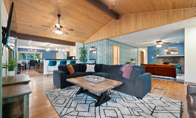 Sugar Grove Cabin | 511 m² Cabin ∙ 8 bedrooms ∙ 40 guests