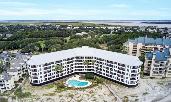 Isle of Palms House | 513 Seascape by AvantStay Oceanfront Home w/Amazing View & Community Pool